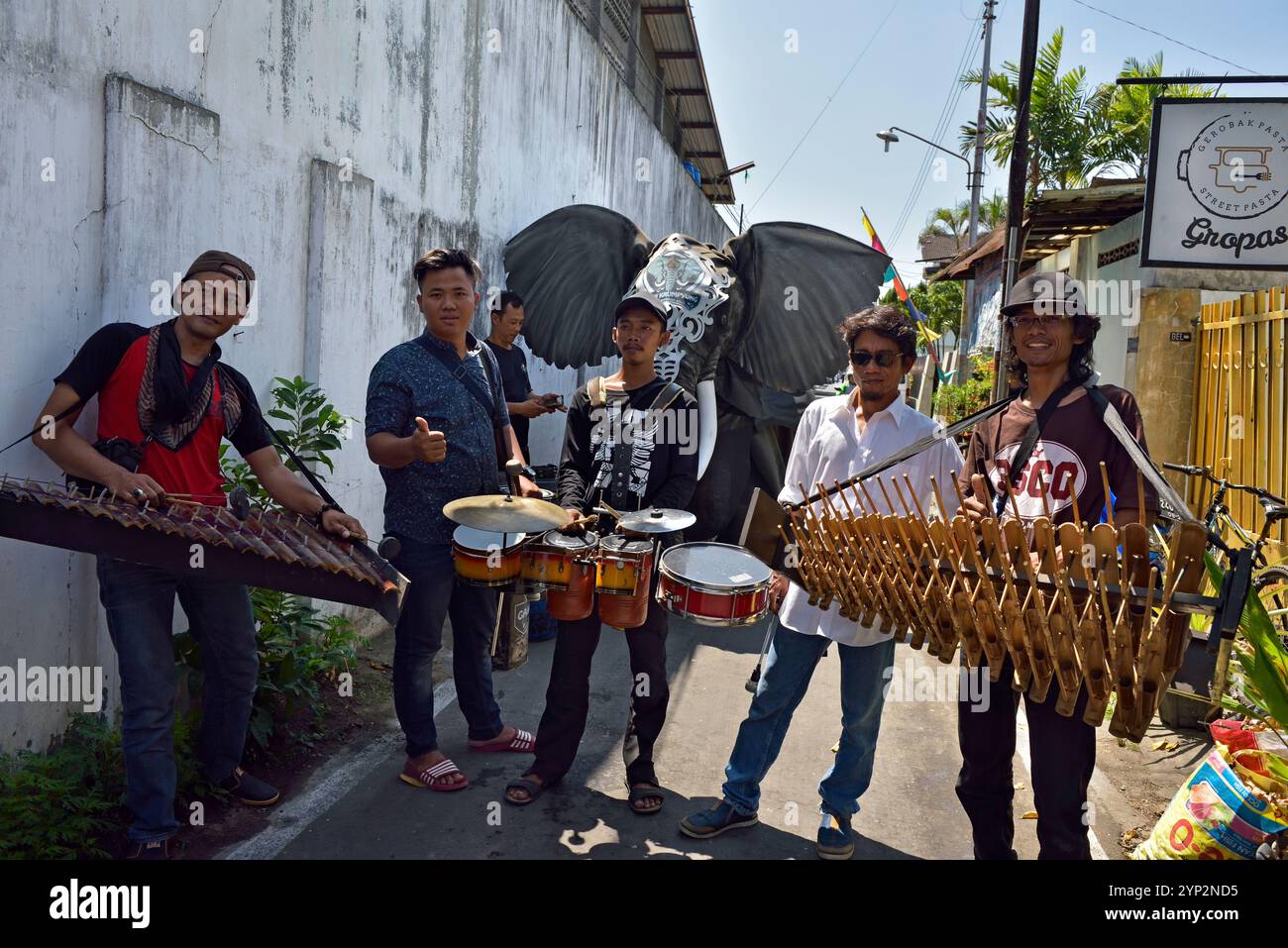 Percussionisti in un'accogliente esibizione di Gajah Krumpyung (falso elefante e strumento di musica tradizionale), quartiere Sondakan, solo (Surakarta) Foto Stock