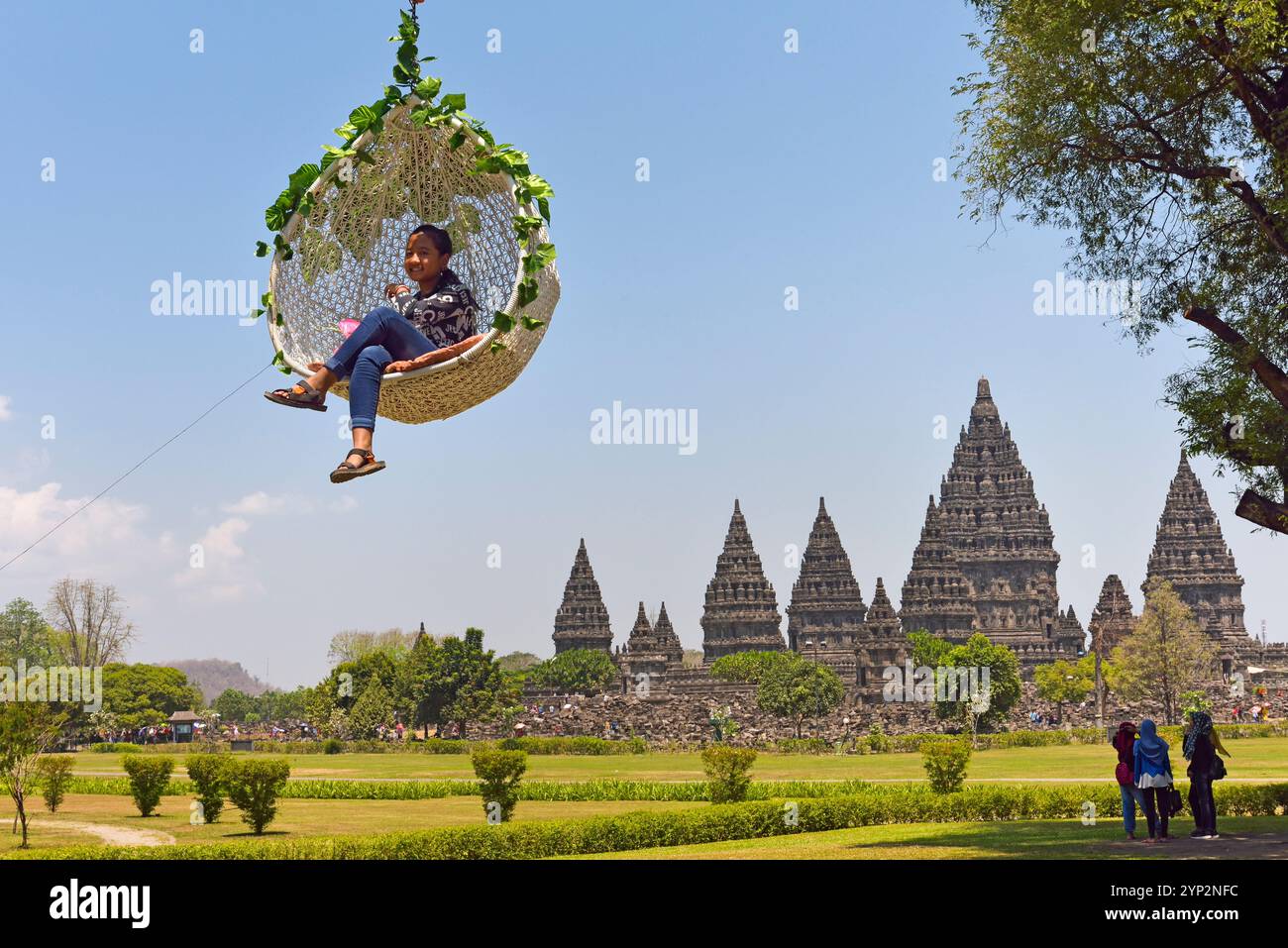 Seggiolone mobile, attrazione turistica al complesso del tempio di Prambanan, sito patrimonio dell'umanità dell'UNESCO, regione di Yogyakarta, isola di Giava, Indonesia Foto Stock