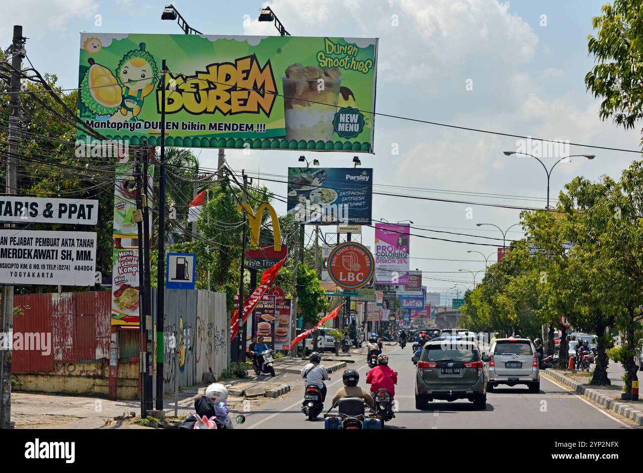 Cartelloni pubblicitari in una strada di Yogyakarta, isola di Giava, Indonesia, Sud-est asiatico, Asia, Asia Foto Stock