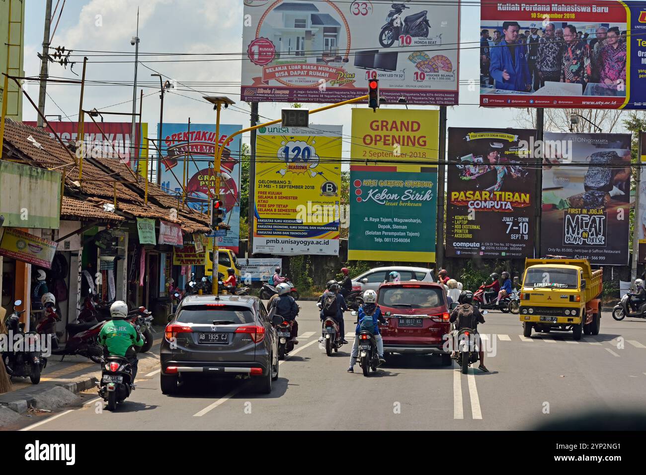 Cartelloni pubblicitari in una strada di Yogyakarta, isola di Giava, Indonesia, Sud-est asiatico, Asia Foto Stock