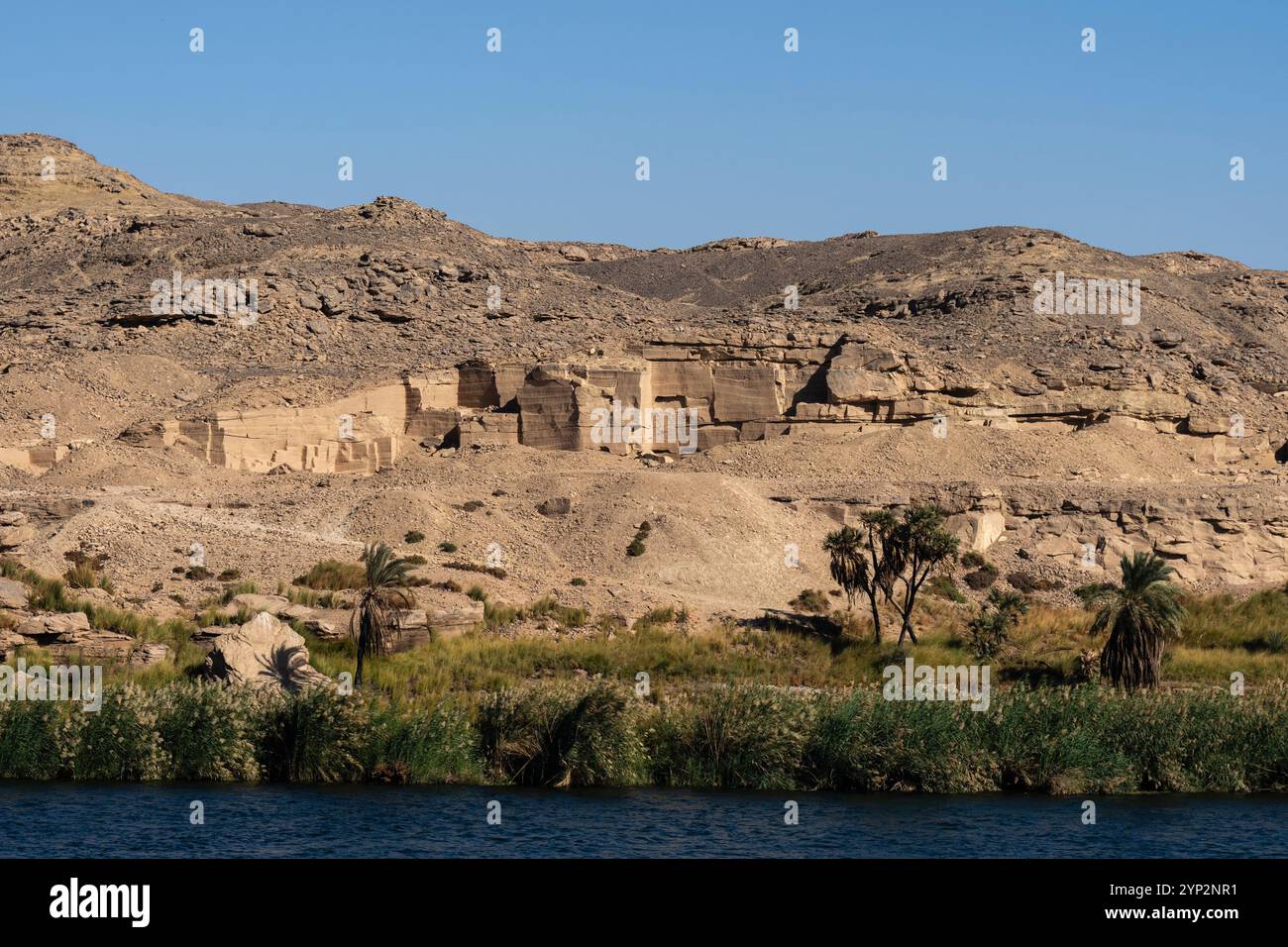 Fiume Nilo lungo Gebel al-Silsila, Egitto, Nord Africa, Africa Foto Stock
