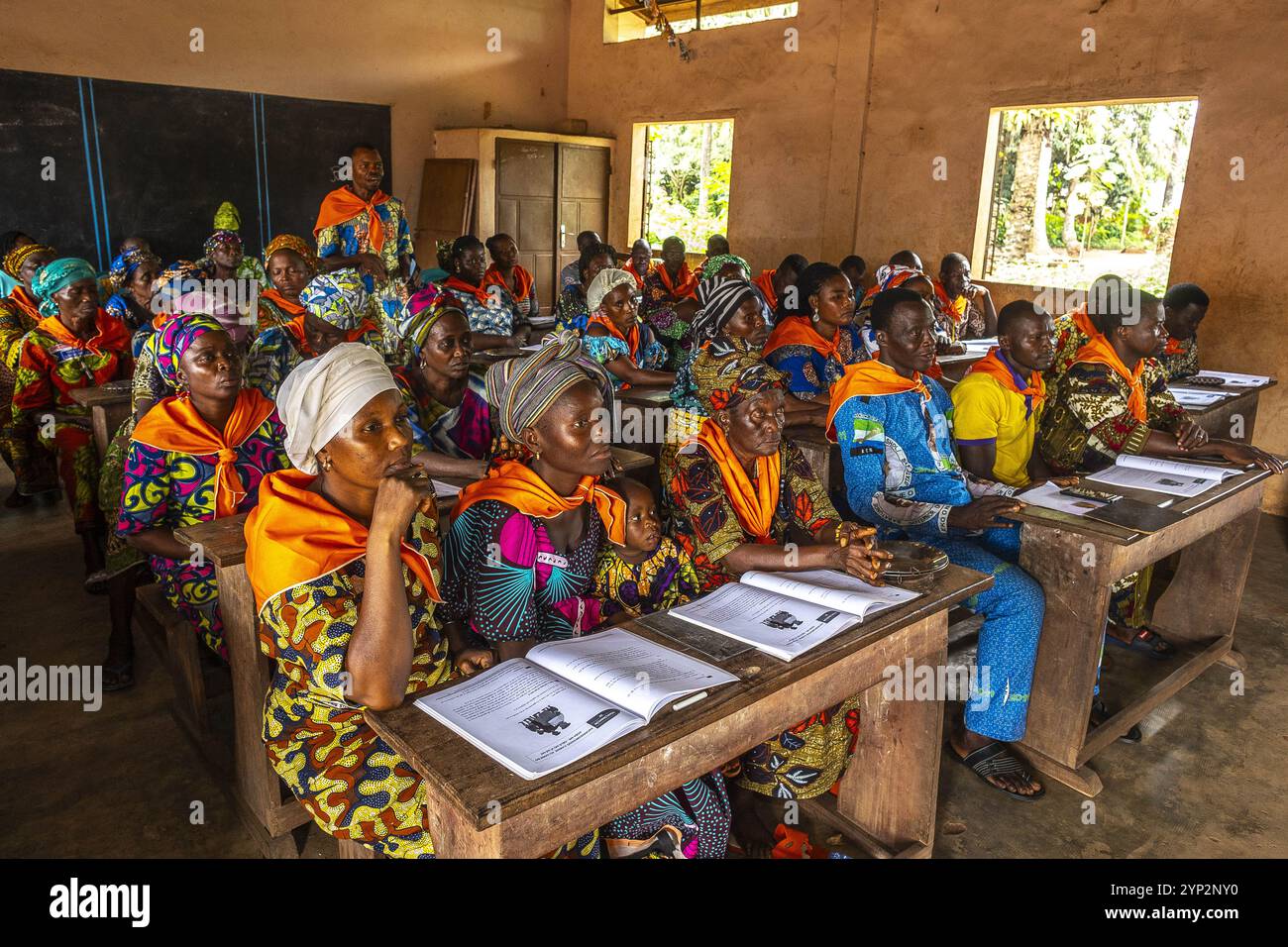 Corso di alfabetizzazione per adulti a Mitro, Benin, Africa occidentale, Africa Foto Stock