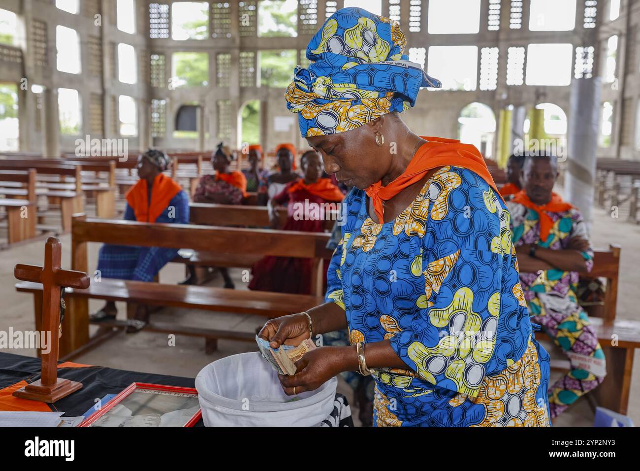 Microfinanza e gruppo salvatore nella chiesa di nostra Signora dell'Immacolata Concezione, Tohoue, Benin, Africa Occidentale, Africa Foto Stock