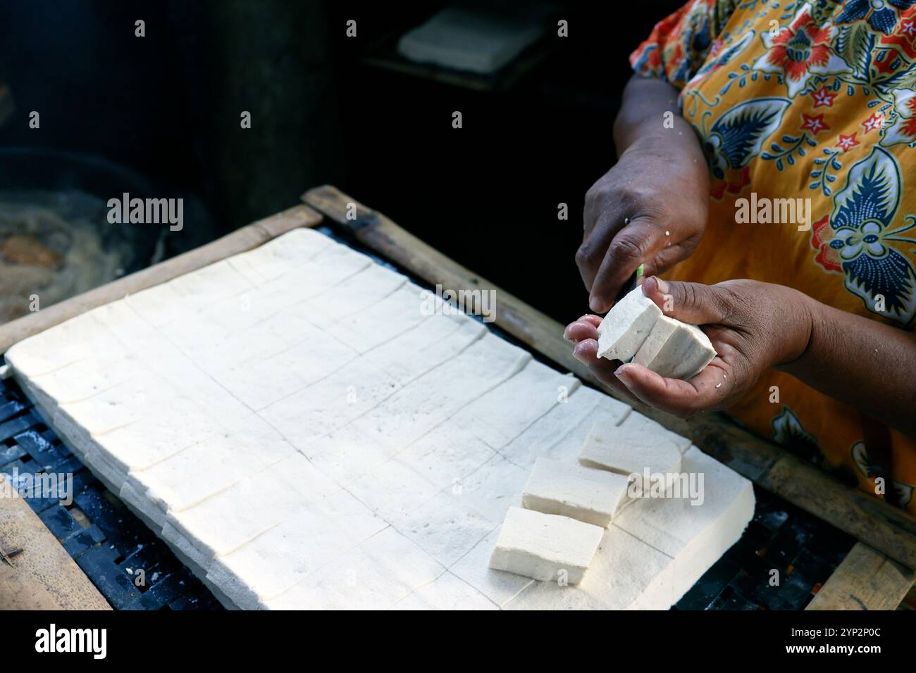 Lavoratore che produce tofu, un alimento preparato con latte di soia coagulante, in una fabbrica tradizionale a conduzione familiare, Yogyakarta, Giava, Indonesia, Sud-est asiatico, Asia, Asia Foto Stock