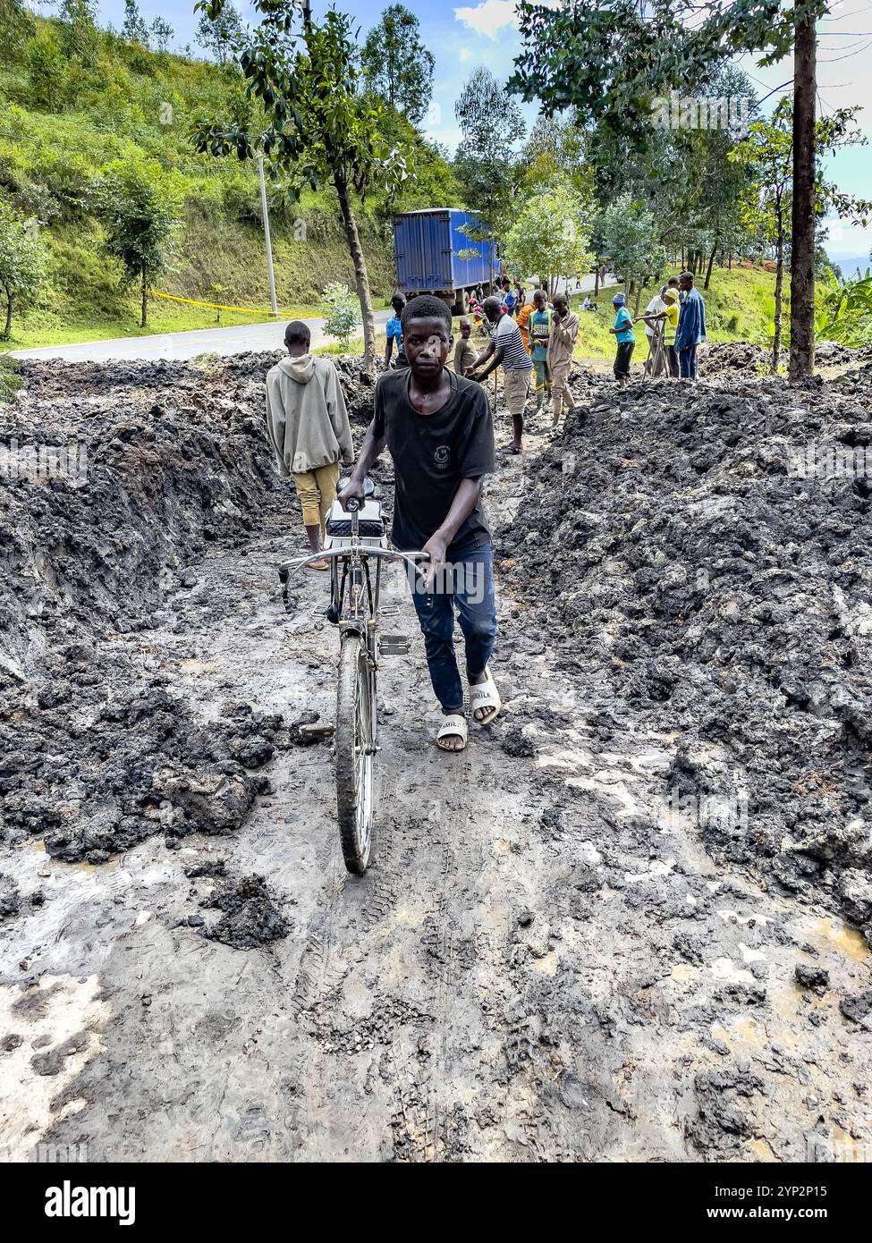 Strada bloccata da frane nella provincia occidentale, Ruanda, Africa orientale, Africa Foto Stock