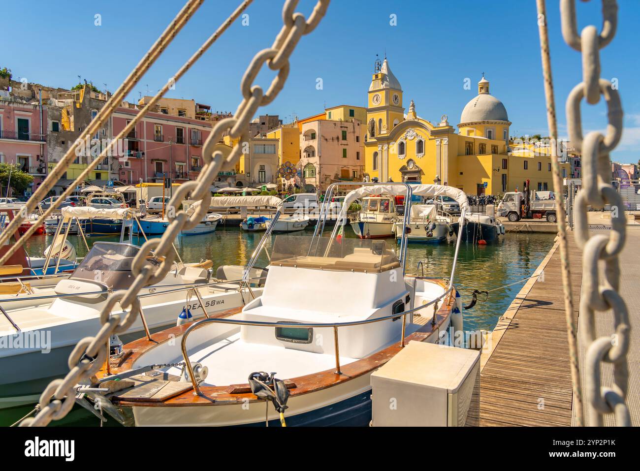 Veduta della Chiesa di Santa Maria della Pietà nel porto peschereccio di Marina grande con barche, Procida, Isole Flegree, Golfo di Napoli, Campania Foto Stock