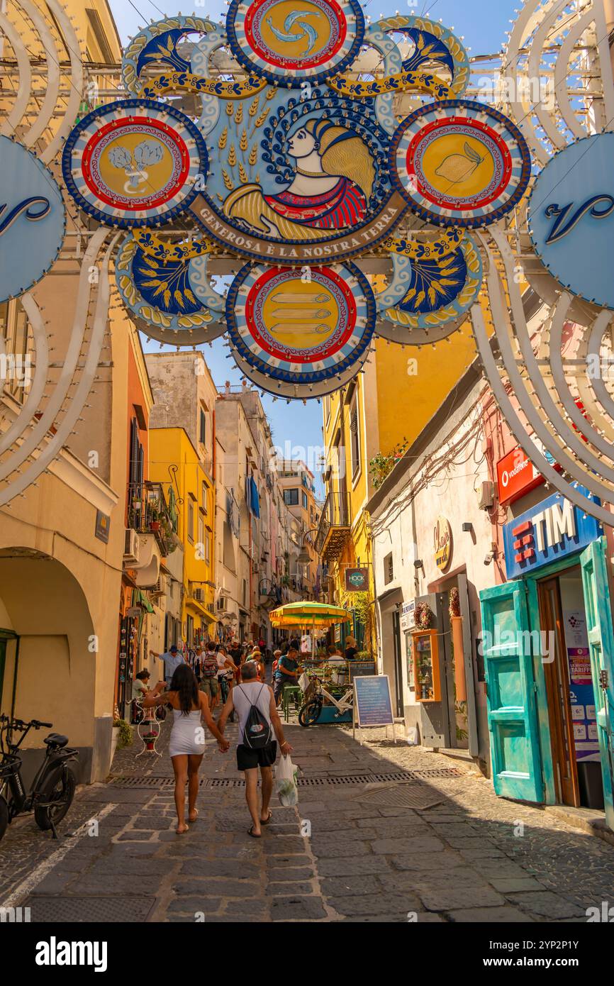 Vista dei negozi di via Vittorio Emanuele nel porto di pescatori, Procida, Isole Flegrei, Golfo di Napoli, Campania, Italia meridionale, Italia, Europa Foto Stock