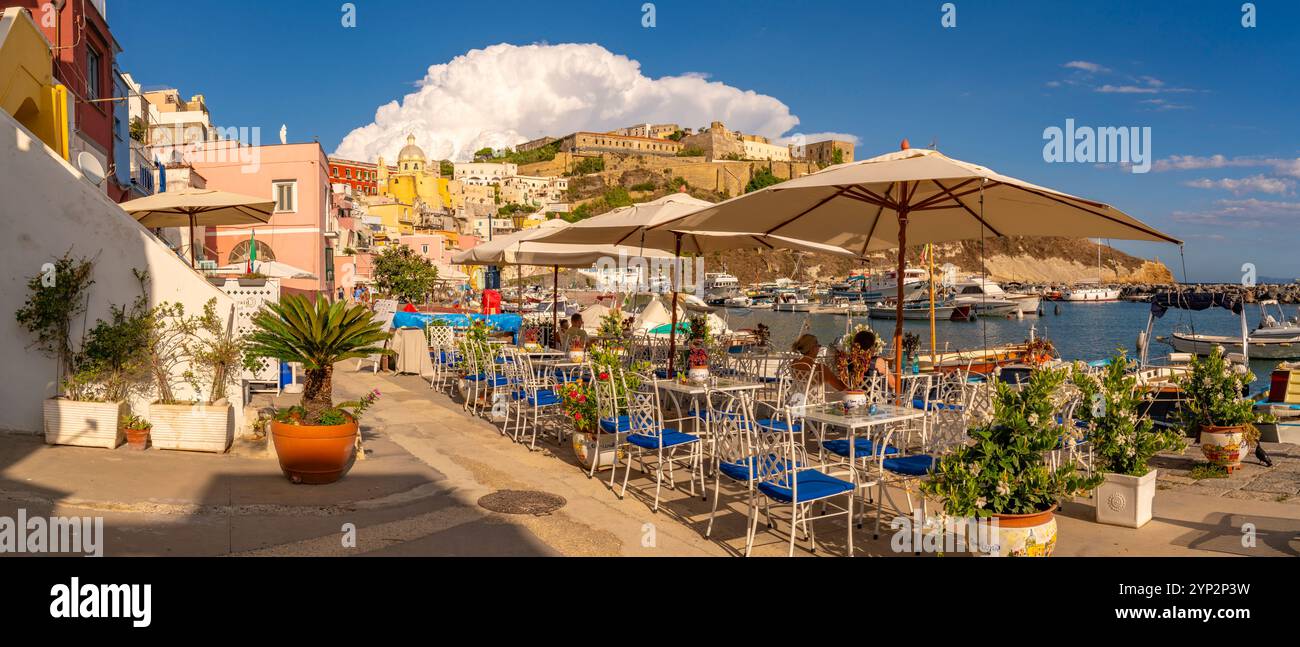 Vista dei ristoranti di Marina di Corricella e della Chiesa di Santa Maria delle Grazie sullo sfondo, Procida, Isole Flegree, Golfo di Napoli Foto Stock