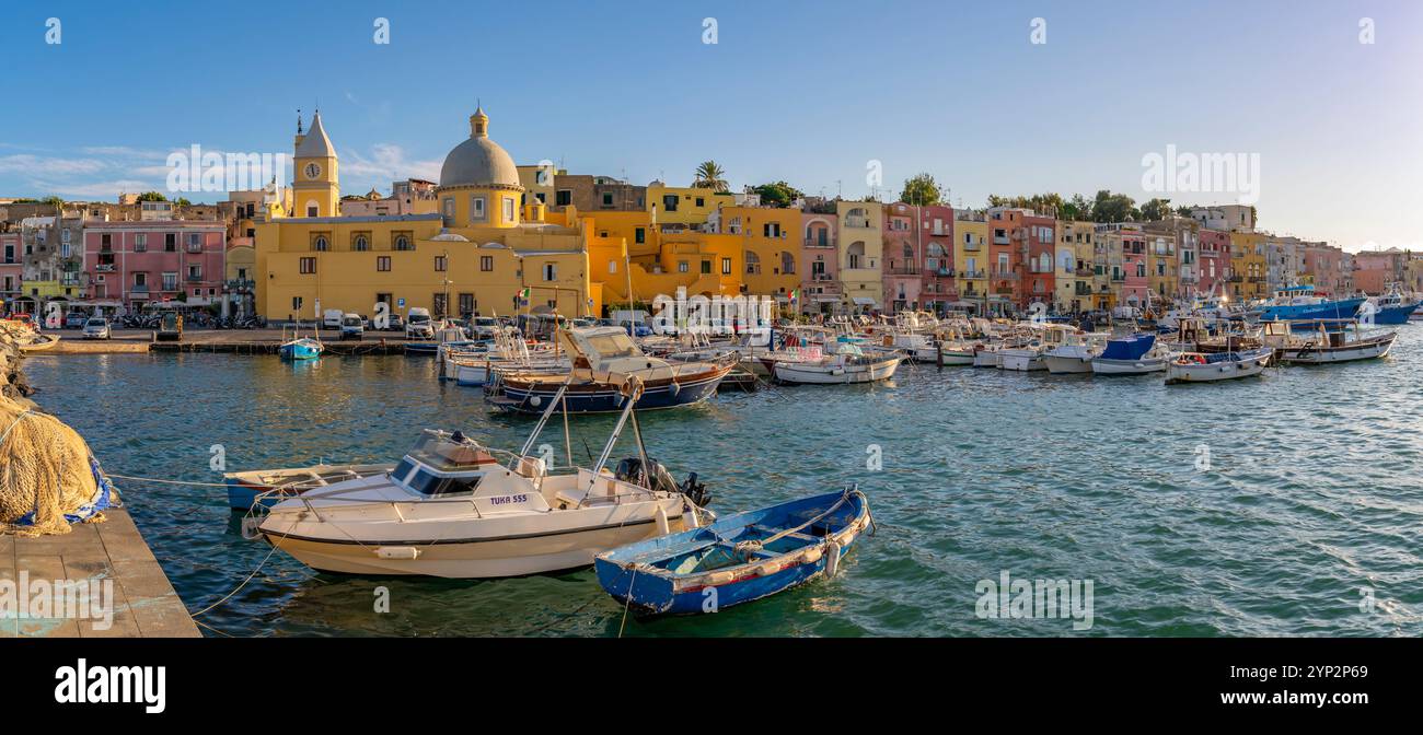 Vista della Chiesa di Santa Maria della Pietà nel porto dei pescatori di Marina grande con barche all'ora d'oro, Procida, Isole Flegrei, Golfo di Napoli Foto Stock