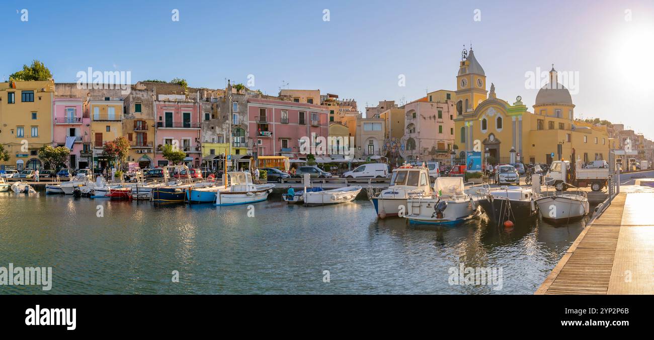 Vista della Chiesa di Santa Maria della Pietà nel porto dei pescatori di Marina grande con barche all'ora d'oro, Procida, Isole Flegrei, Golfo di Napoli Foto Stock