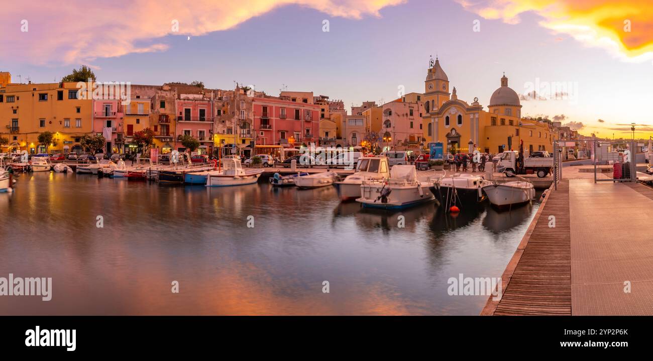 Vista della Chiesa di Santa Maria della Pietà nel porto dei pescatori di Marina grande con barche all'ora d'oro, Procida, Isole Flegrei, Golfo di Napoli Foto Stock