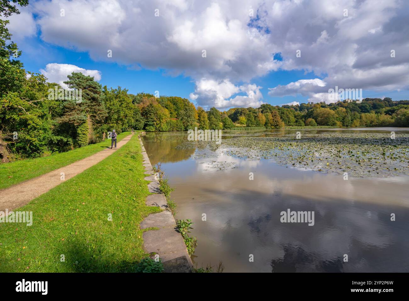 Vista delle nuvole spettacolari che si affacciano a Hardwick Ponds, Hardwick Park, Hardwick Hall, Bolsover, Derbyshire, Inghilterra, Regno Unito, Europa Foto Stock