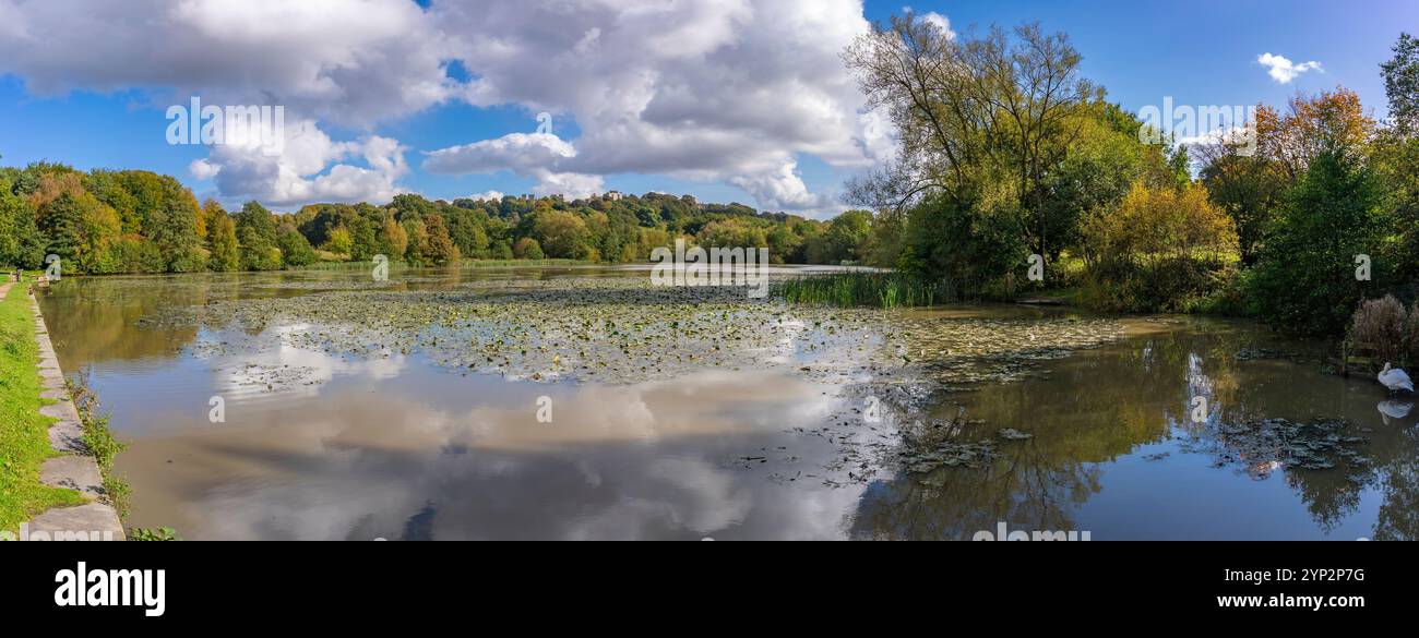 Vista delle nuvole spettacolari che si affacciano a Hardwick Ponds, Hardwick Park, Hardwick Hall, Bolsover, Derbyshire, Inghilterra, Regno Unito, Europa Foto Stock