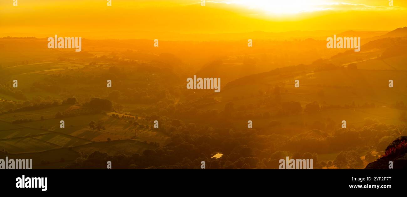 Vista del paesaggio da Curbar Edge al tramonto, Peak District National Park, Baslow, Derbyshire, Inghilterra, Regno Unito, Europa Foto Stock