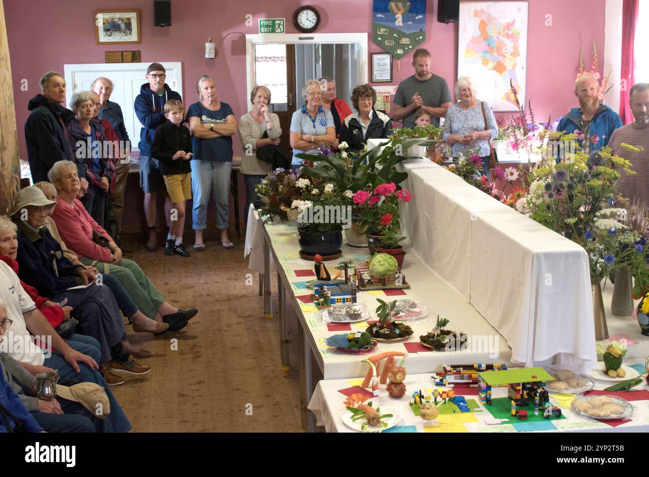 Abitanti del villaggio, Inghilterra. Mostra dei prodotti e dei fiori del villaggio, un evento annuale della comunità nella sala del villaggio dove vengono giudicate le mostre. Brompton Ralph, Somerset. Parco nazionale di Exmoor. La gente del posto si riunisce per la premiazione. 10 agosto 2019 2010s UK HOMER SYKES Foto Stock