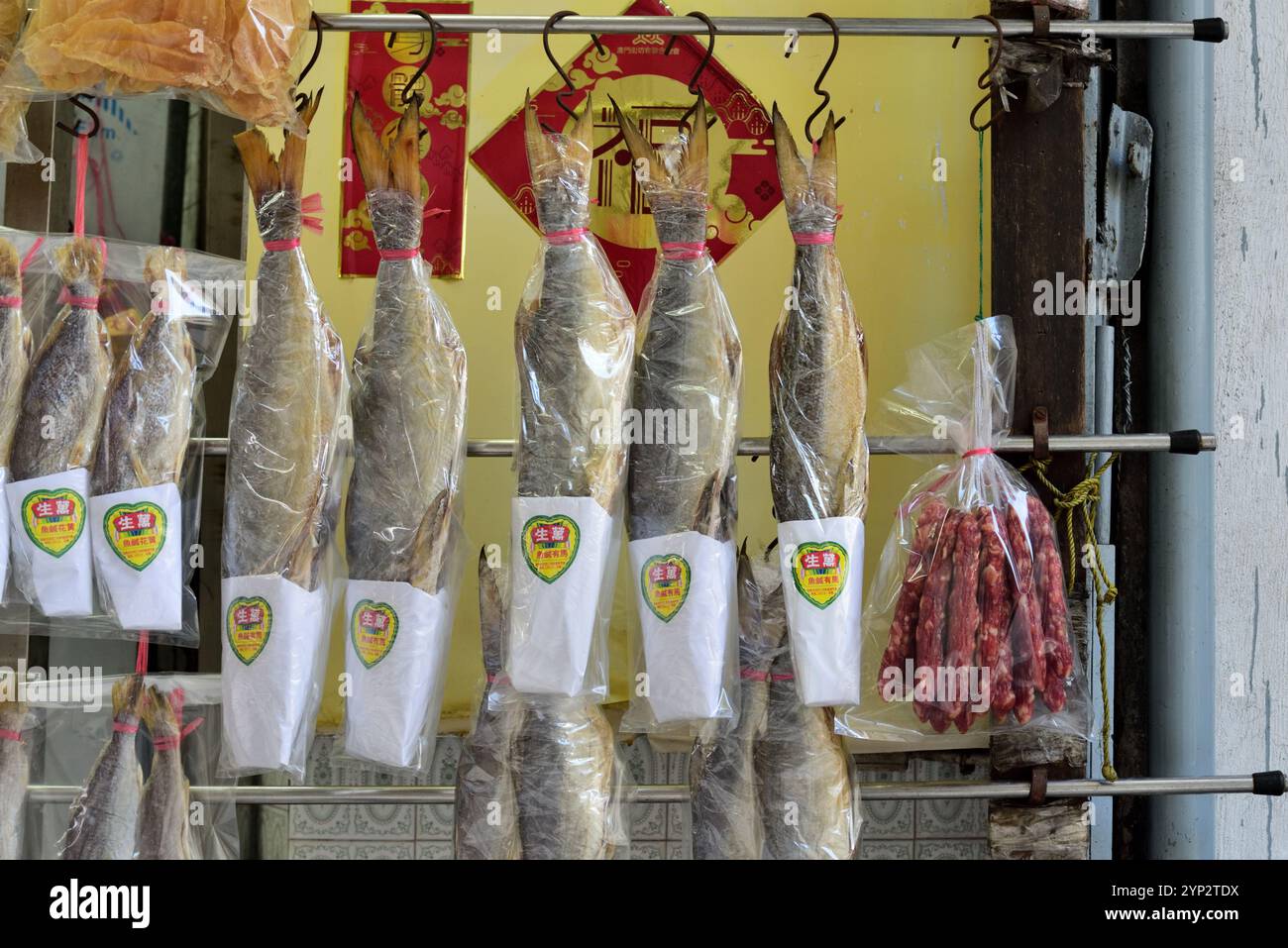 Pesce salato e salsiccia in stile cinese tradizionale appesi su un rack Foto Stock