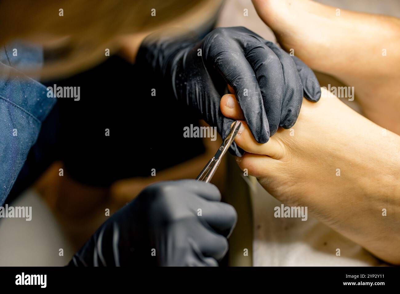 Vista del processo di pedicure eseguito da un master Foto Stock