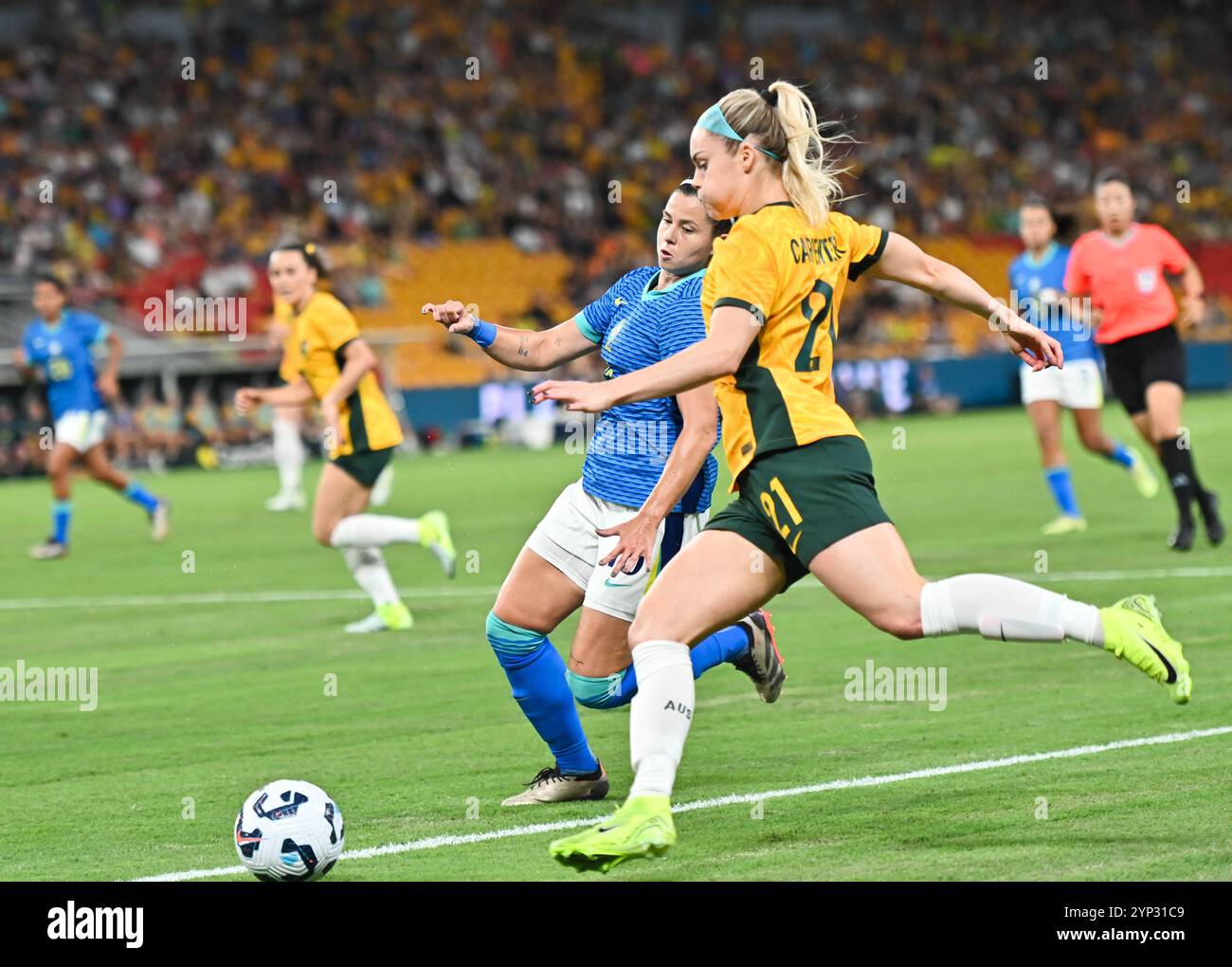 Brisbane, Australia. 28 novembre 2024, Ellie Carpenter che attraversa la palla durante l'amichevole internazionale, Australia contro Brasile. Crediti: Kleber Osorio/Alamy Live News Foto Stock