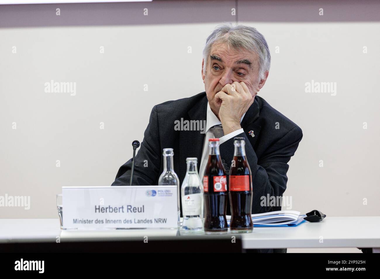 28.11.2024. Düsseldorf. Vorstellung desLagebildes Clankriminalität für das Jahr 2023 im Landeskriminalamt Nordrhein-Westfalen. Hier: NRW-Innenminist Foto Stock