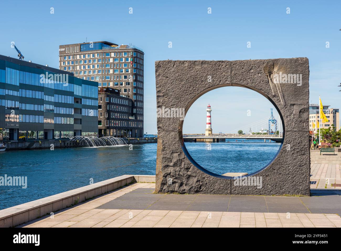 Il faro di Malmö visto attraverso la scultura "Utblick / Insikt" di Pål Svensson, installata in piazza Posthusplatsen a Malmö, Svezia, nel 2015. Foto Stock