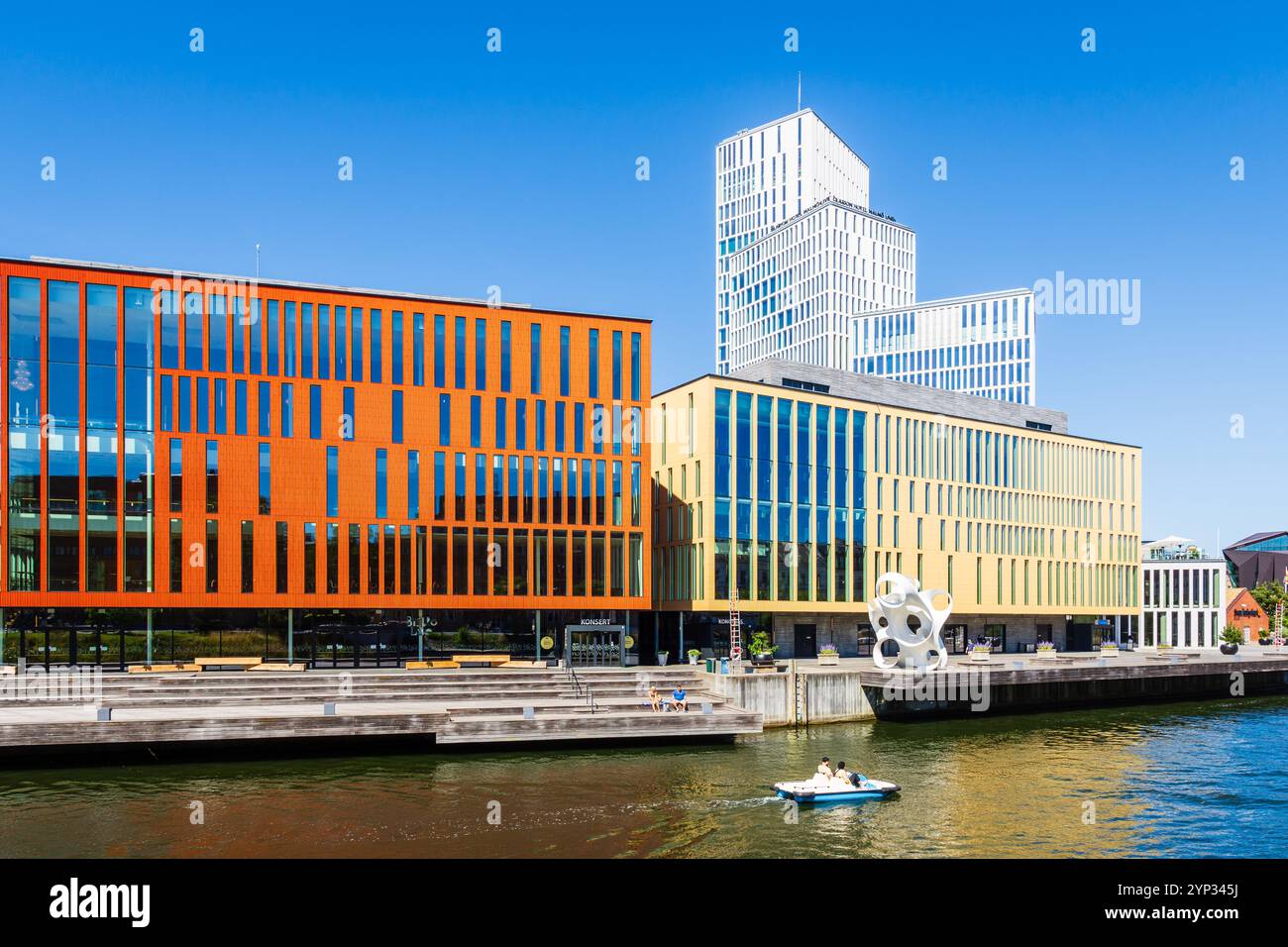 Vista posteriore di Malmö Live, un centro eventi aperto nel 2015 a Malmö, Svezia, che include una sala concerti, con le torri Clarion Hotel & Congress alle spalle. Foto Stock
