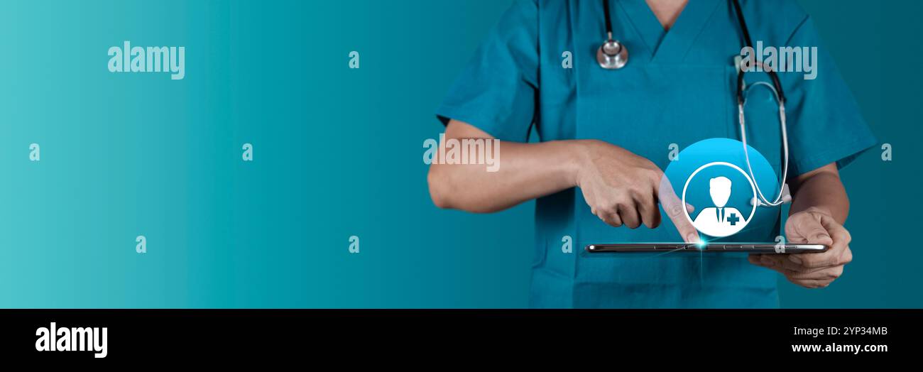 Professionista sanitario che utilizza un tablet digitale con icona medica su sfondo blu Foto Stock