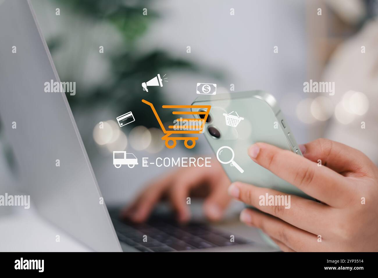 Donna d'affari con smartphone con concetto di shopping online, sito Web Marketplace con interfaccia virtuale di shopping online della rete, shopping online Foto Stock