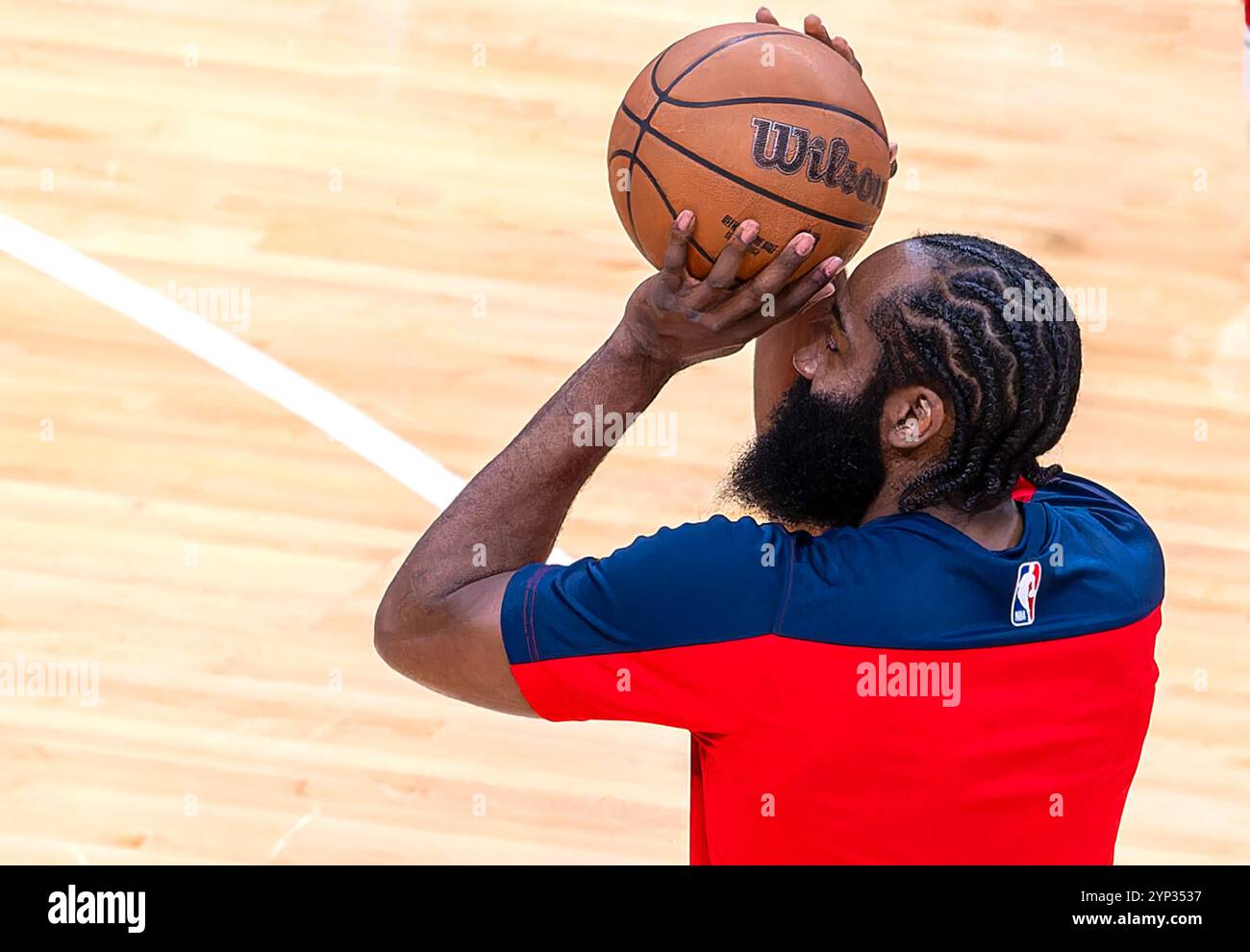 WASHINGTON, DC - NOVEMBRE 27: I Clippers guardano James Harden (1) durante una partita NBA tra i Washington Wizards e i Los Angeles Clippers, il 27 novembre 2024, alla Capital One Arena di Washington. Foto Stock