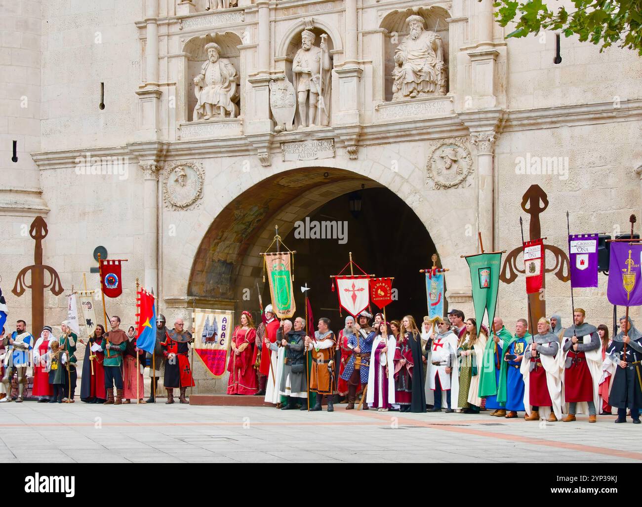 I partecipanti alla sfilata delle feste di El Cid con costumi medievali tradizionali di fronte alla porta della città dell'Arco di Santa Maria, la Castiglia di Burgos e la Spagna di León Foto Stock