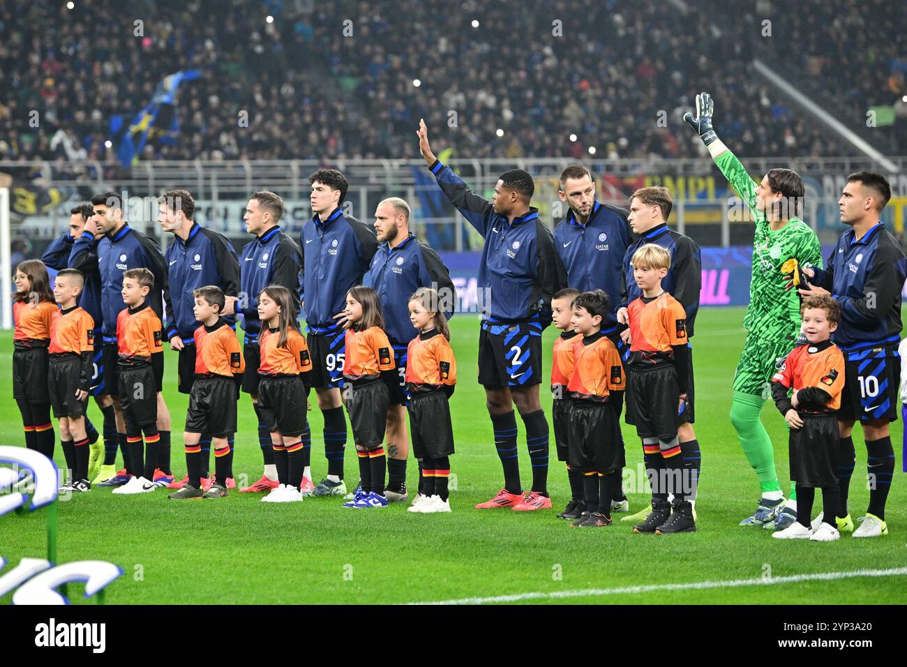 Milano, Italia. 26 novembre 2024. I giocatori dell'Inter si schierano per la partita di UEFA Champions League tra l'Inter e l'RB Leipzig al Giuseppe Meazza di Milano. Foto Stock
