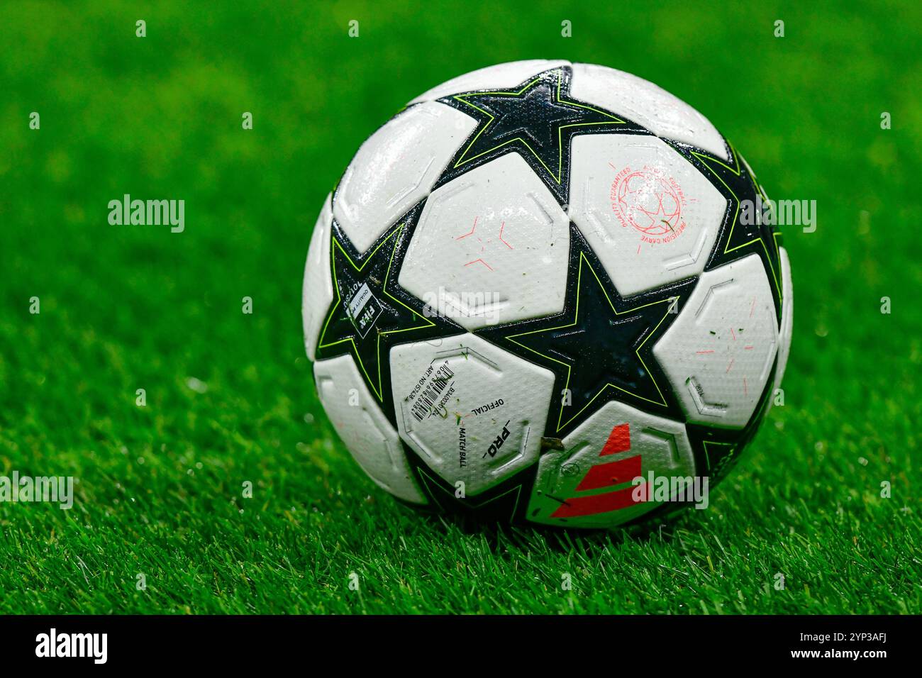 Milano, Italia. 26 novembre 2024. Il pallone di Adidas visto alla partita di UEFA Champions League tra Inter e RB Lipsia al Giuseppe Meazza di Milano. Foto Stock
