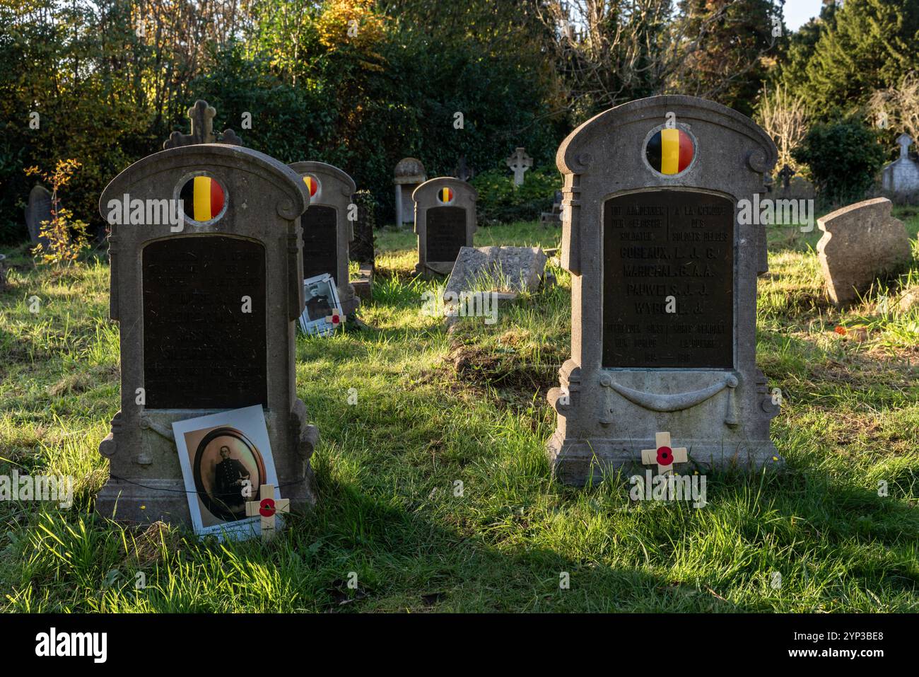 Tombe belghe dei soldati della prima guerra mondiale con cimeli con croce commemorativa al Southampton Old Cemetery di Southampton 2024, Hampshire, Inghilterra, Regno Unito Foto Stock