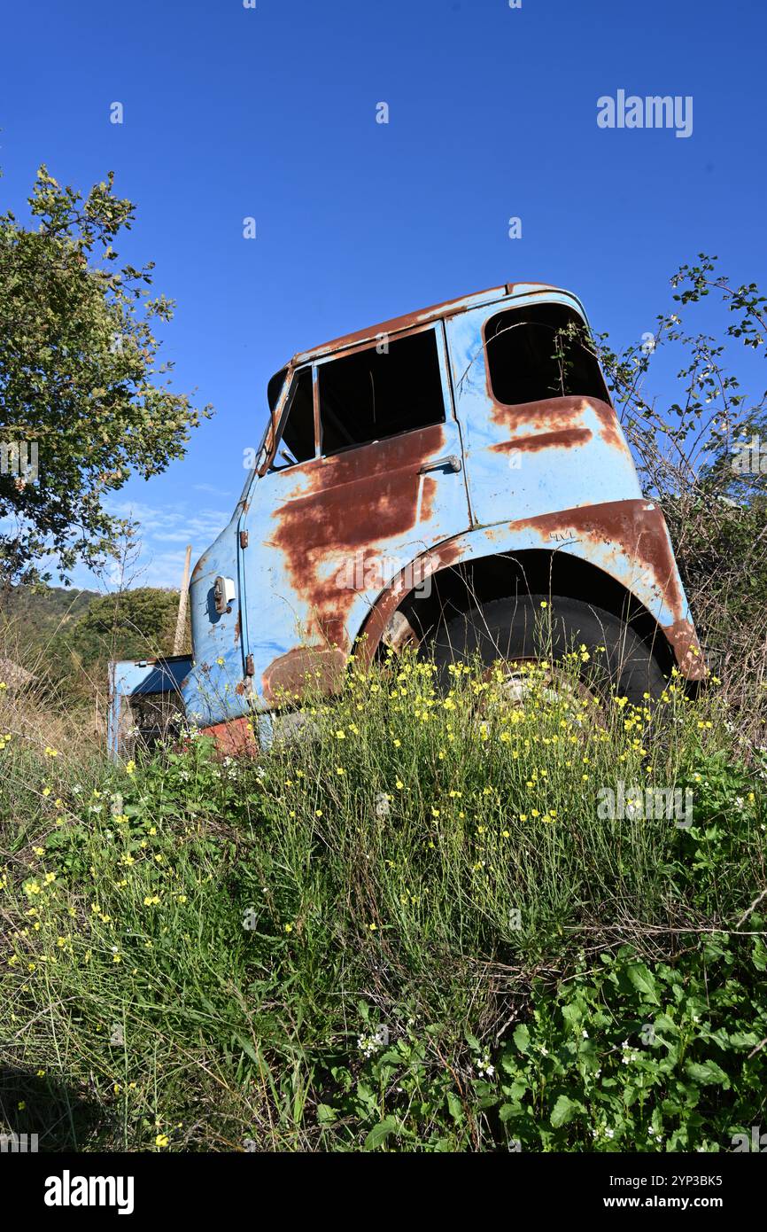 Relitto abbandonato o camion o veicolo distrutto in campagna vicino a Greoux-les-Bains Provence Francia Foto Stock