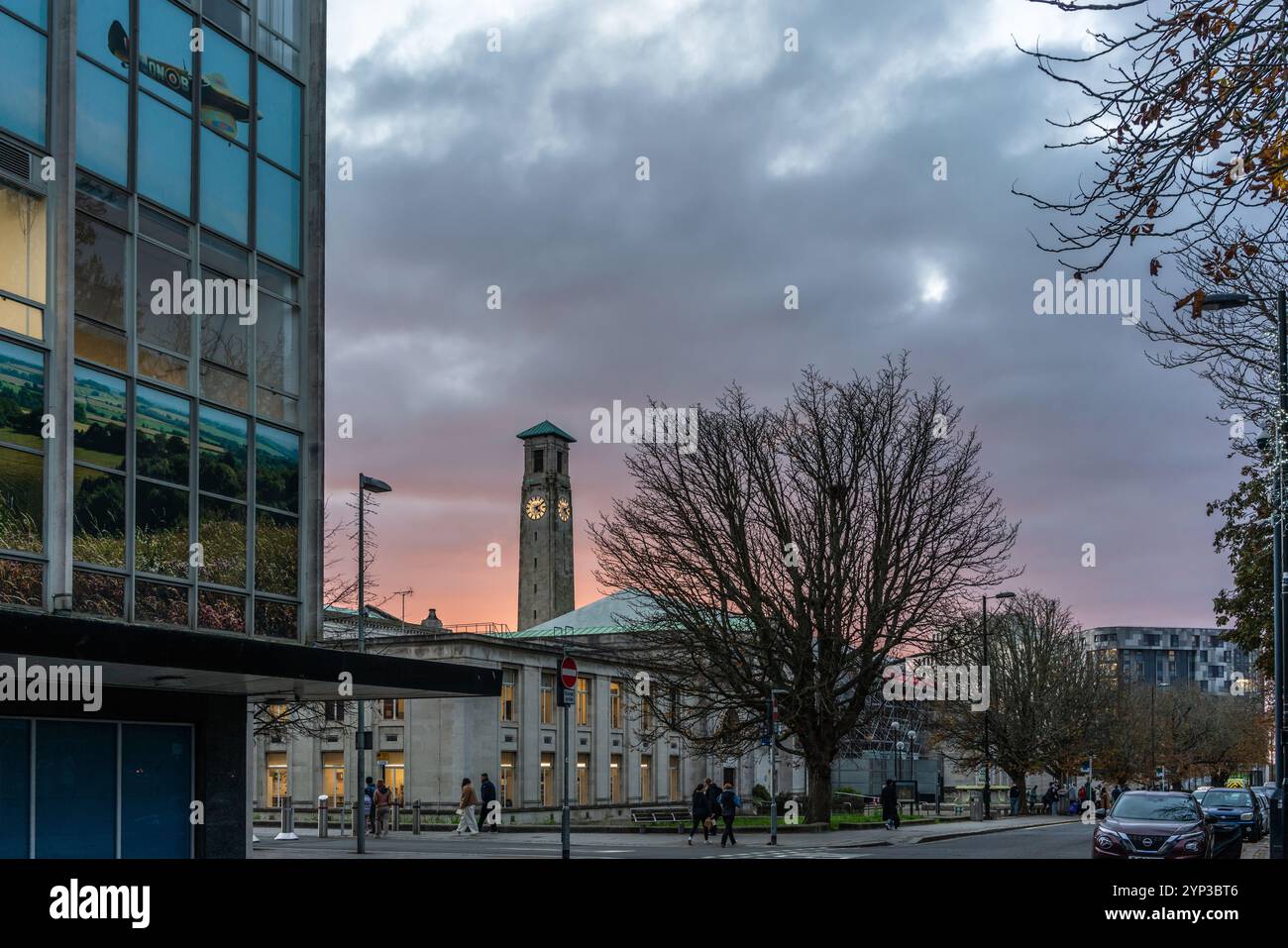Cielo di sera rosa/ora blu sopra la torre dell'orologio del centro civico di Southampton e la biblioteca centrale nel centro di Southampton, Inghilterra, Regno Unito Foto Stock