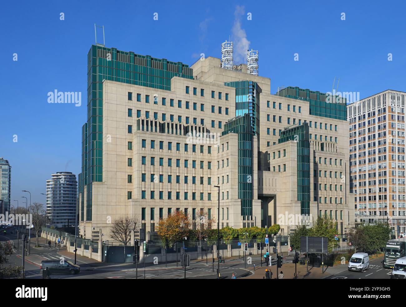 Vauxhall Cross, la sede centrale del servizio di sicurezza britannico MI6. Progettato dall'architetto Terry Farrell. Presente nei recenti film di James Bond. Foto Stock