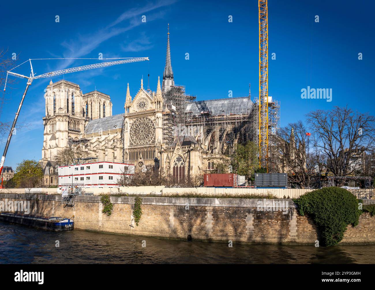 Parigi, Francia - 11 28 2024: Notre Dame de Paris. Vista panoramica del cortile della cattedrale di Notre-Dame Foto Stock