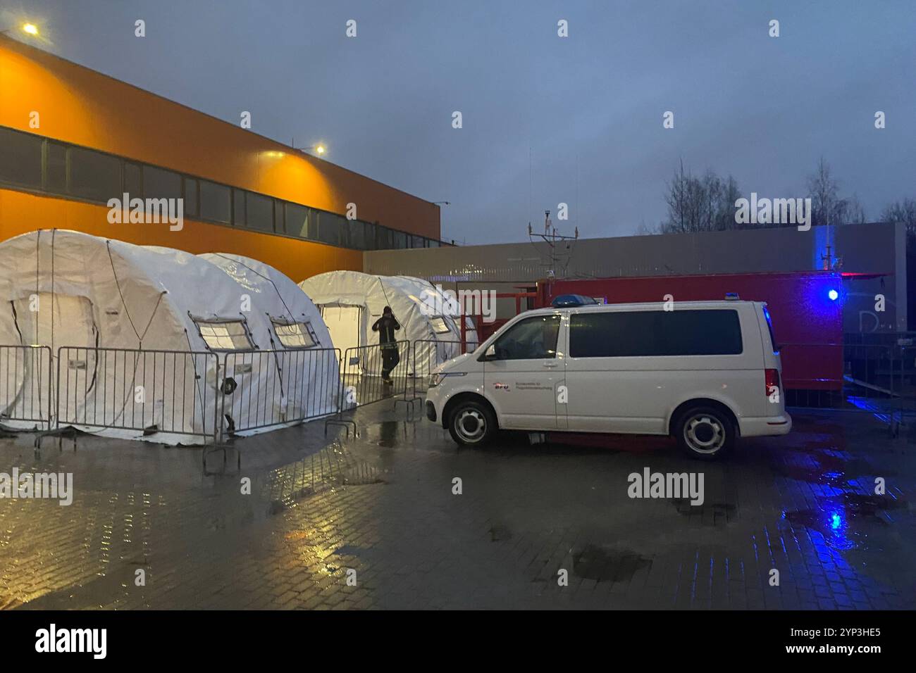 Vilnius, Lituania. 28 novembre 2024. Un veicolo del Federal Bureau of Aircraft Incident Investigation si trova di fronte ad un centro di controllo operativo improvvisato vicino al luogo dell'incidente. Gli investigatori lituani ipotizzano che i dati del registratore dei dati di volo e del registratore vocale dell'aereo cargo precipitato dalla Germania possano essere letti nel prossimo futuro. Crediti: Alexander Welscher/dpa/Alamy Live News Foto Stock