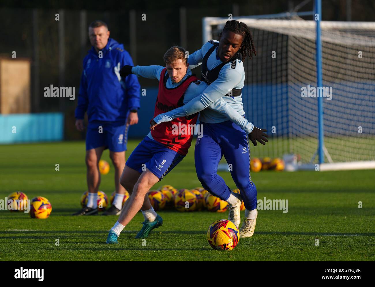 Jamie Allen (a sinistra) di Coventry City e Brandon Thomas-Asante durante una sessione di allenamento al Ryton Training Ground di Coventry. Data foto: Giovedì 28 novembre 2024. Foto Stock