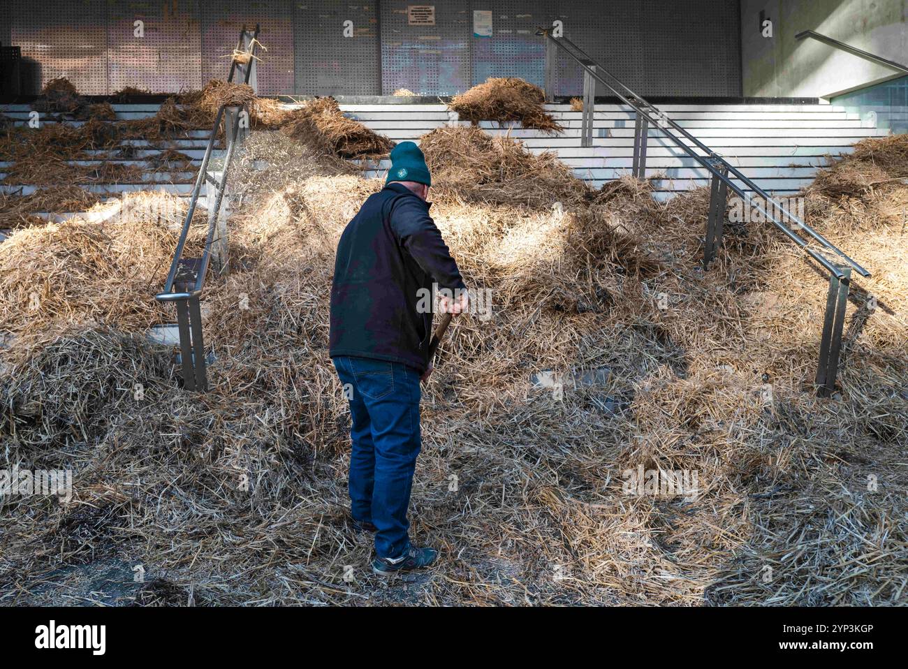 Tolosa, Francia. 28 novembre 2024. Pacciamatura dell'amministratore della Cité. Protesta indetta dai sindacati della federazione dipartimentale dei titolari di agricoltura (FDSEA) al di fuori degli uffici amministrativi della città in opposizione al proposto accordo di libero scambio tra l'UE e il Mercosur (blocco commerciale frenetico del Sud America) a Tolosa, in Francia, il 28 novembre 2024. Foto di Patricia Huchot-Boissier/ABACAPRESS. COM credito: Abaca Press/Alamy Live News Foto Stock