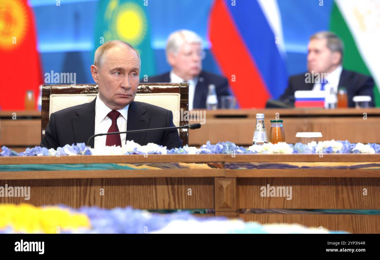 Astana, Kazakistan. 28 novembre 2024. Il presidente russo Vladimir Putin, ascolta un oratore durante la riunione ampliata del Consiglio di sicurezza collettiva del vertice dell'Organizzazione del trattato di sicurezza collettiva, 28 novembre 2024, ad Astana, Kazakistan. Il CSTO è un'alleanza militare tra le nazioni dell'ex Unione Sovietica. Crediti: Gavriil Grigorov/piscina del Cremlino/Alamy Live News Foto Stock