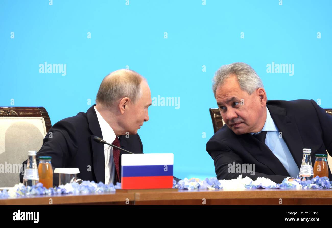 Astana, Kazakistan. 28 novembre 2024. Il presidente russo Vladimir Putin, a sinistra, parla con il segretario del Consiglio di sicurezza Sergei Shoigu, a destra, durante la riunione ampliata del Consiglio di sicurezza collettiva del vertice dell'Organizzazione del trattato di sicurezza collettiva, 28 novembre 2024, ad Astana, Kazakistan. Il CSTO è un'alleanza militare tra le nazioni dell'ex Unione Sovietica. Crediti: Gavriil Grigorov/piscina del Cremlino/Alamy Live News Foto Stock