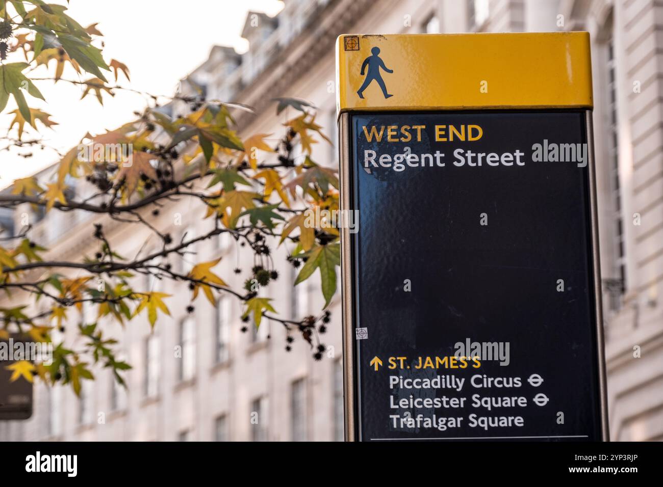 LONDRA - 25 NOVEMBRE 2024: Cartello Regent Street. Punto di riferimento per la vendita al dettaglio nel centro di Londra Foto Stock LONDRA - 25 NOVEMBRE 2024: Cartello Regent Street. Punto di riferimento per la vendita al dettaglio nel centro di Londra Foto Stock