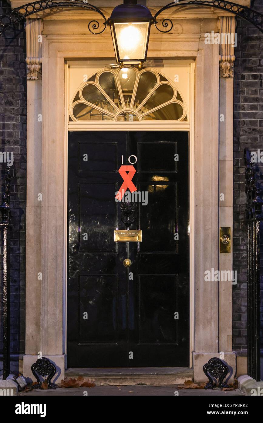 Londra, Regno Unito. 28 novembre 2024. La giornata mondiale dell'AIDS è il 1° dicembre e Downing Street si prepara a celebrare la giornata con un nastro rosso sulla porta numero 10 e un ricevimento più tardi questa sera. Crediti: Imageplotter/Alamy Live News Foto Stock