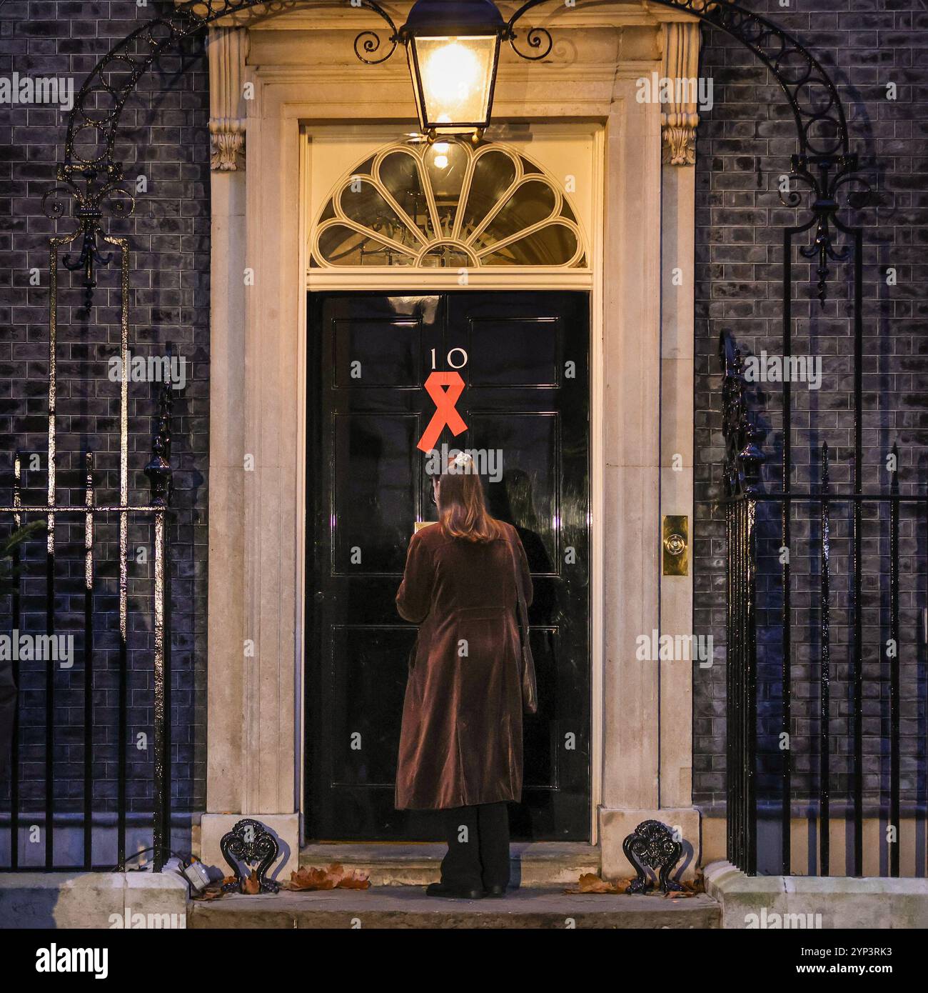 Londra, Regno Unito. 28 novembre 2024. La giornata mondiale dell'AIDS è il 1° dicembre e Downing Street si prepara a celebrare la giornata con un nastro rosso sulla porta numero 10 e un ricevimento più tardi questa sera. Crediti: Imageplotter/Alamy Live News Foto Stock