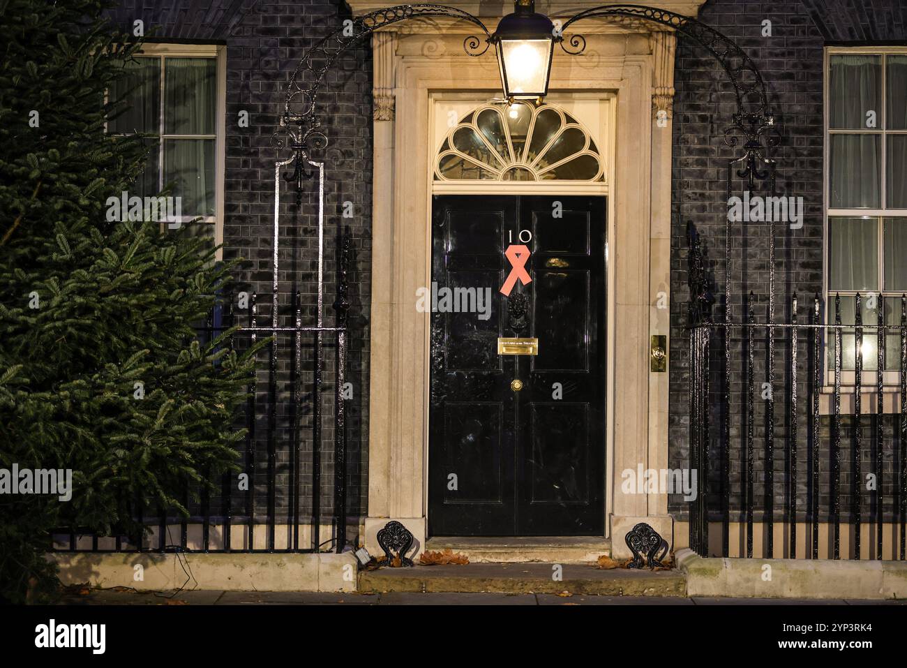 Londra, Regno Unito. 28 novembre 2024. La giornata mondiale dell'AIDS è il 1° dicembre e Downing Street si prepara a celebrare la giornata con un nastro rosso sulla porta numero 10 e un ricevimento più tardi questa sera. Crediti: Imageplotter/Alamy Live News Foto Stock