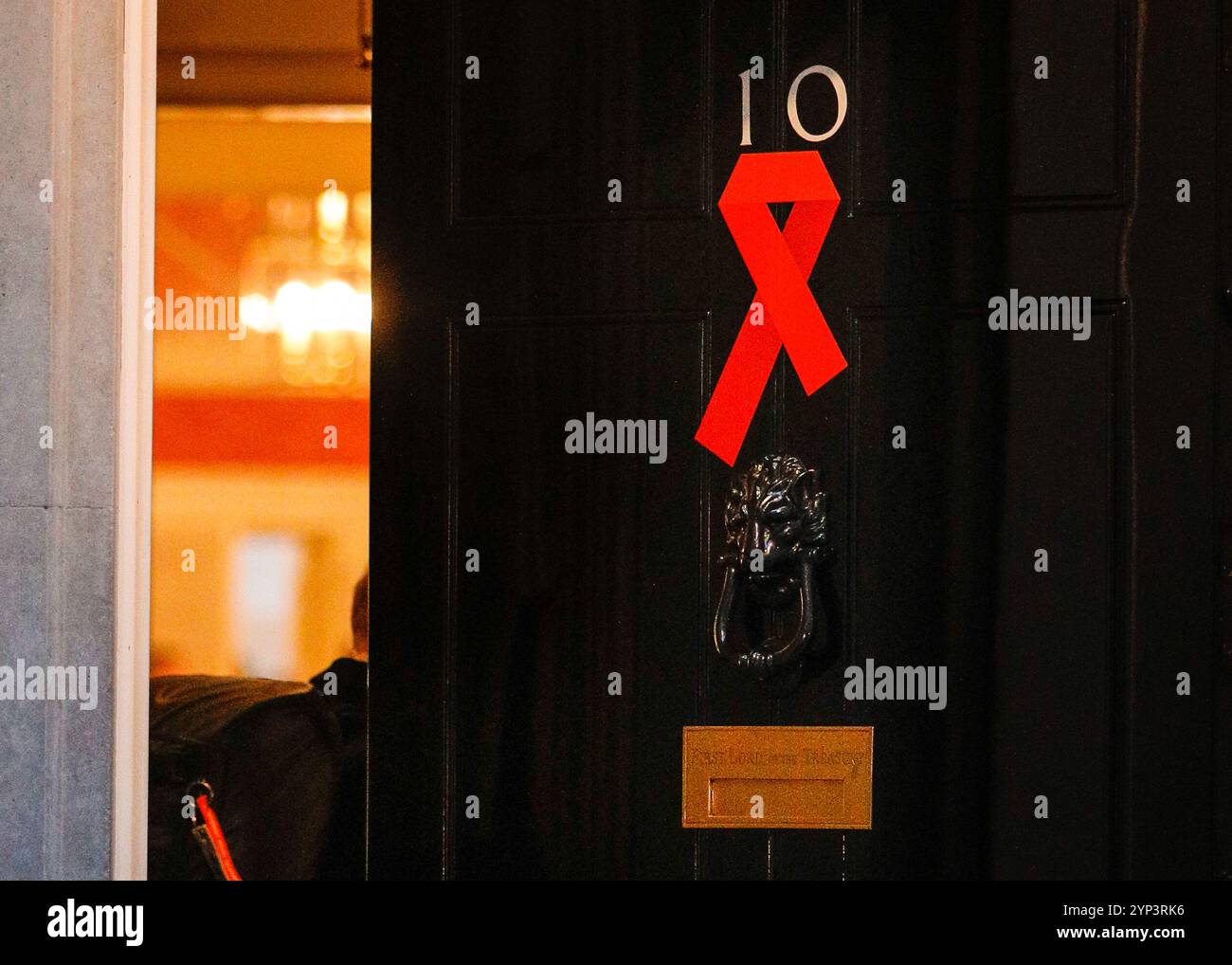 Londra, Regno Unito. 28 novembre 2024. La giornata mondiale dell'AIDS è il 1° dicembre e Downing Street si prepara a celebrare la giornata con un nastro rosso sulla porta numero 10 e un ricevimento più tardi questa sera. Crediti: Imageplotter/Alamy Live News Foto Stock