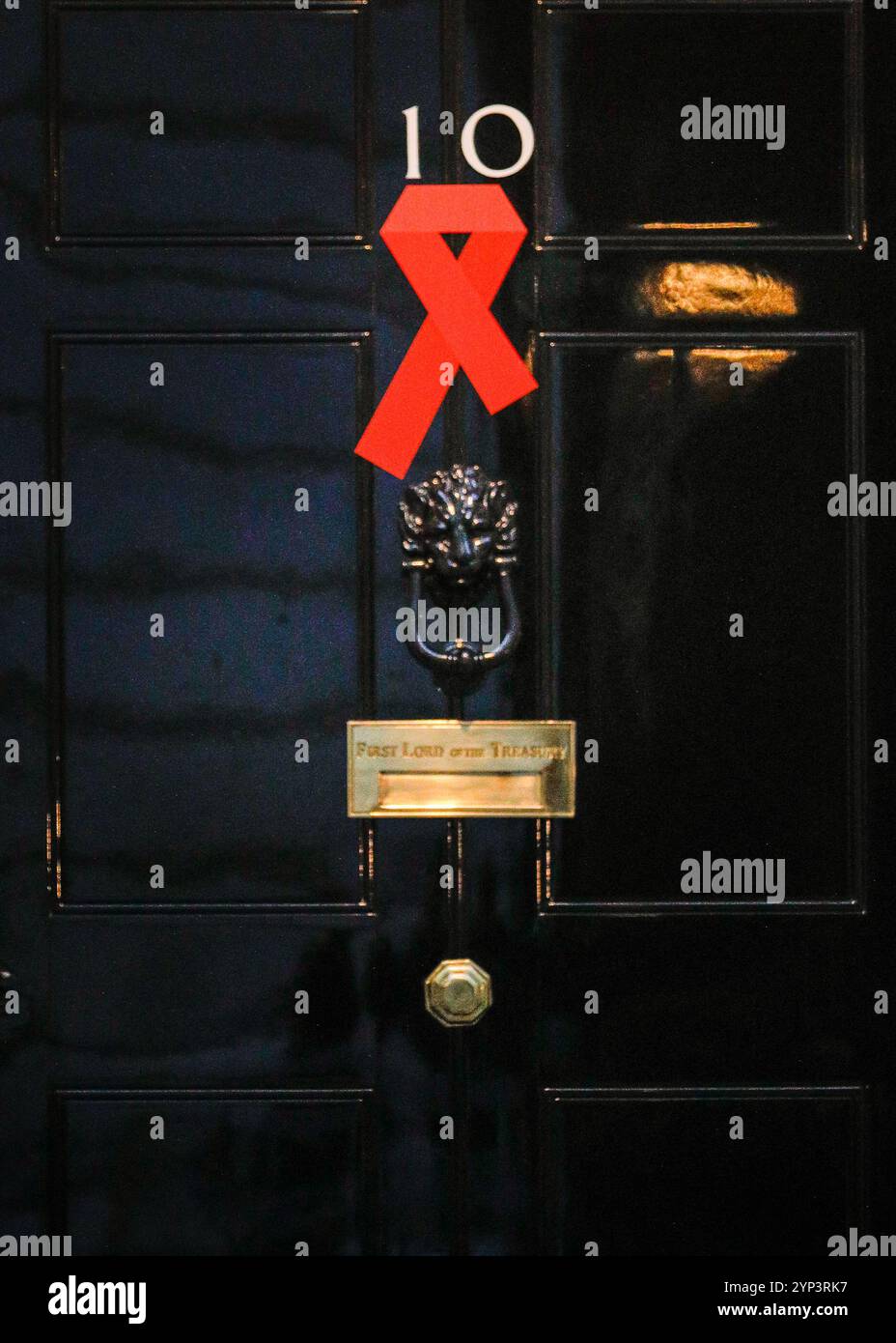 Londra, Regno Unito. 28 novembre 2024. La giornata mondiale dell'AIDS è il 1° dicembre e Downing Street si prepara a celebrare la giornata con un nastro rosso sulla porta numero 10 e un ricevimento più tardi questa sera. Crediti: Imageplotter/Alamy Live News Foto Stock