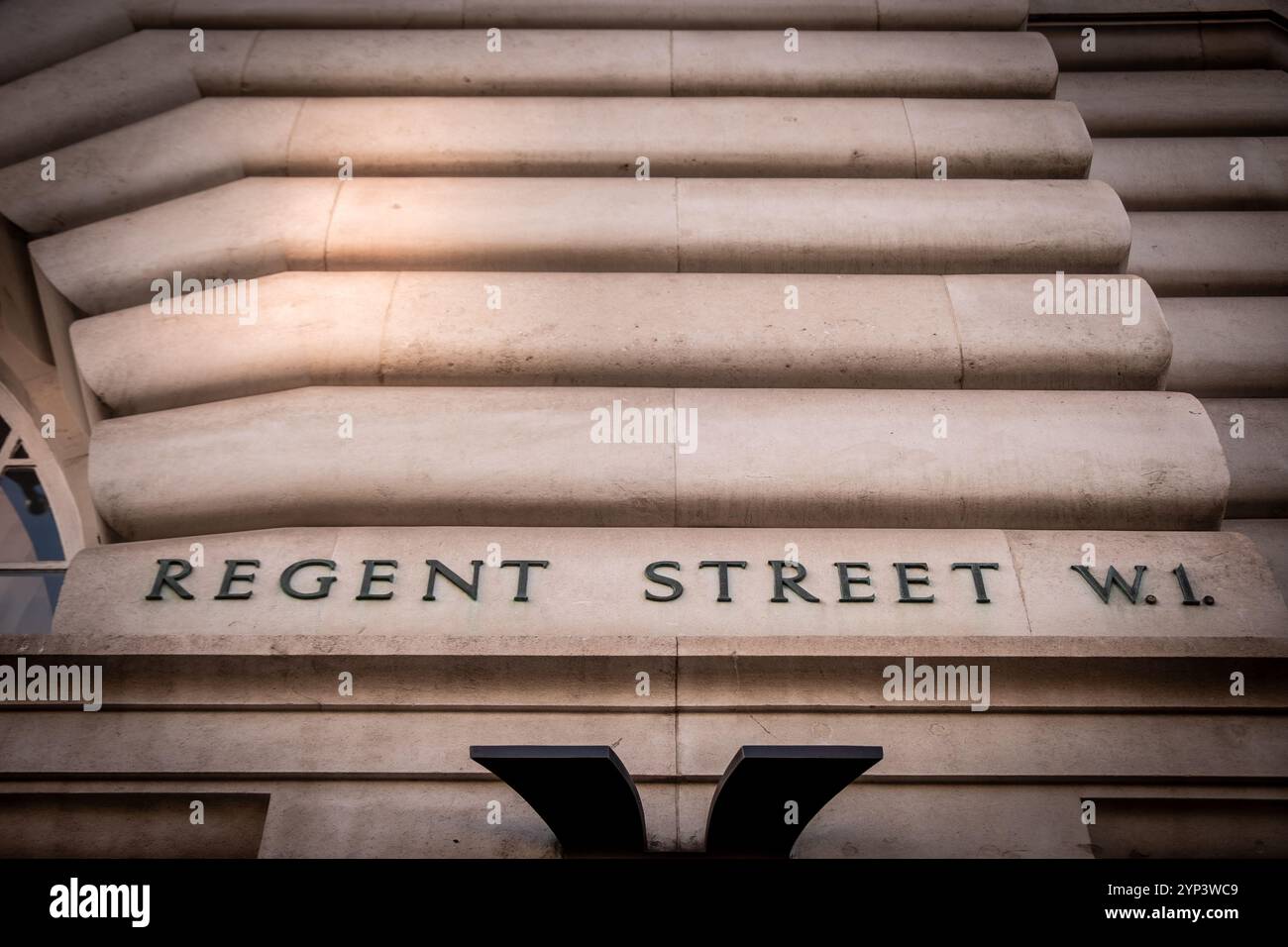 LONDRA - 25 NOVEMBRE 2024: Cartello Regent Street. Punto di riferimento per la vendita al dettaglio nel centro di Londra Foto Stock LONDRA - 25 NOVEMBRE 2024: Cartello Regent Street. Punto di riferimento per la vendita al dettaglio nel centro di Londra Foto Stock