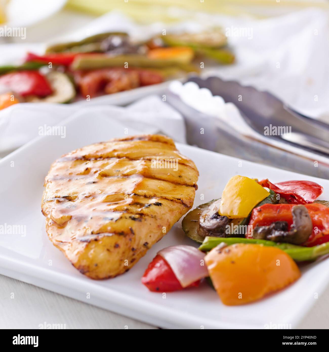 primo piano di pollo alla griglia con foto Foto Stock