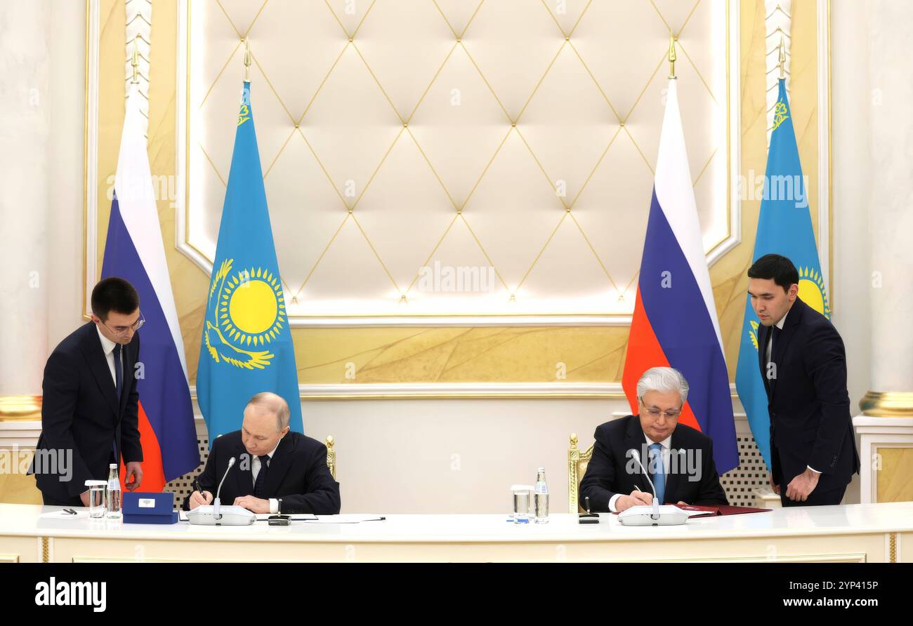 Astana, Kazakistan. 27 novembre 2024. Il presidente Kazakistan Kassym-Jomart Tokayev, di destra, e il presidente russo Vladimir Putin, di sinistra, durante una cerimonia di firma a seguito di discussioni bilaterali nella residenza presidenziale di Akorda, il 27 novembre 2024 ad Astana, Kazakistan. Crediti: Gavriil Grigorov/piscina del Cremlino/Alamy Live News Foto Stock